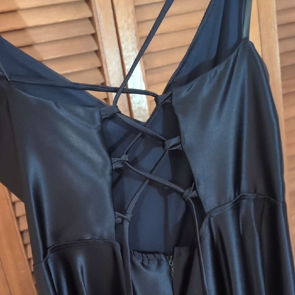 Elegant Black Sleeveless Dress - Picture 2 of 2